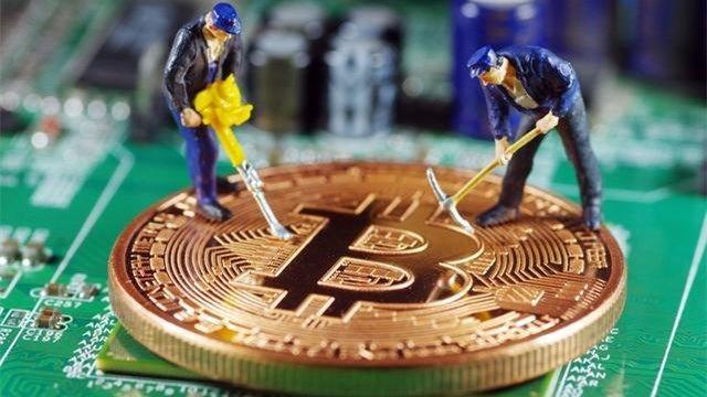 Energy-efficient mining rig powered by solar panels